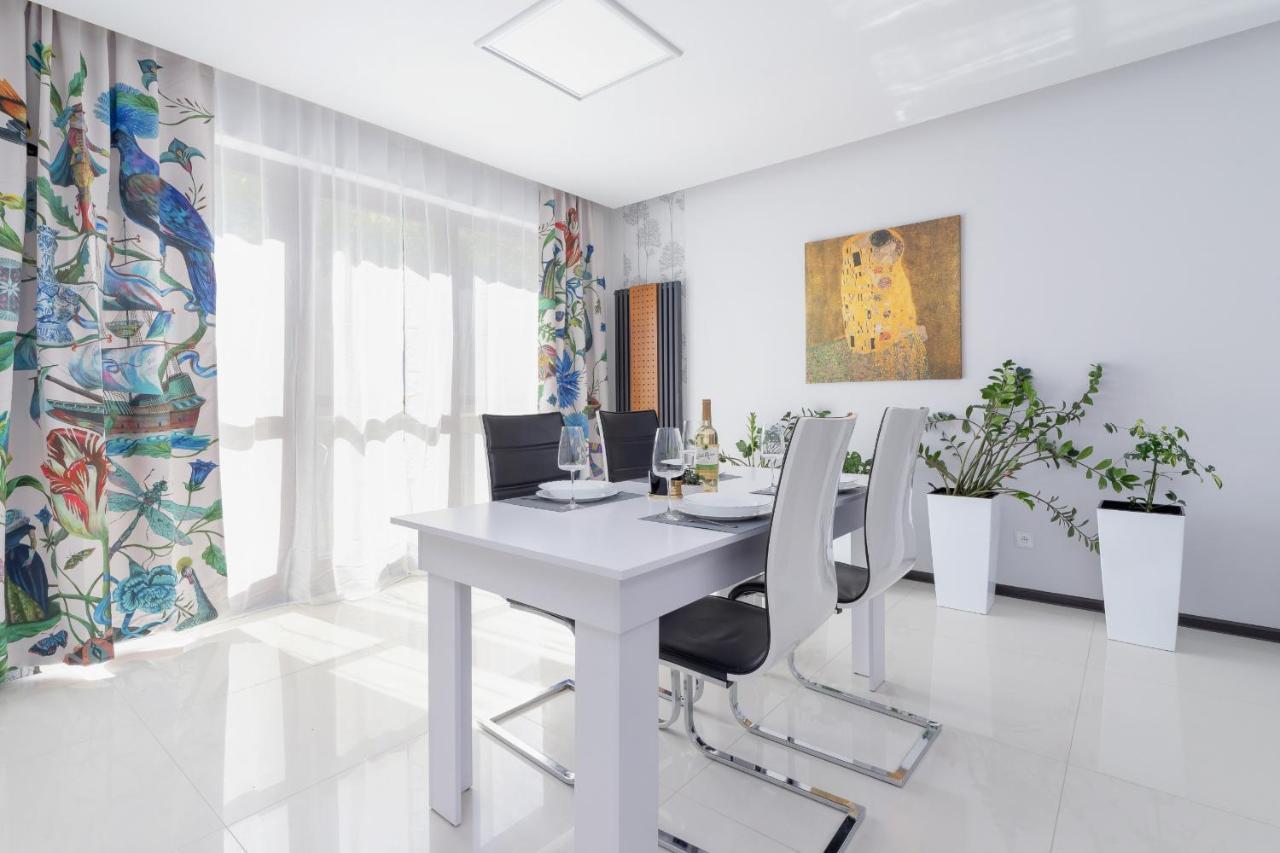 Wonderful Apartment Garden Residence By Noclegi Renters Krasków Exterior foto