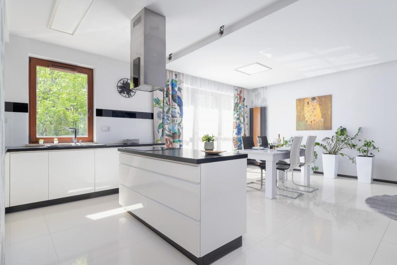 Wonderful Apartment Garden Residence By Noclegi Renters Krasków Exterior foto